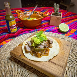 Fläskkarré Encebollada — inbäddad i lök. Sommarens enklaste mexikanska grillrätt med en marinad av lök, soja, Worcestershire och öl som gör hela jobbet åt dig. Grill, stekbord eller het stekpanna — nöden har ingen lag.Recept på mexicankitchen.se 👉 Länk i bio.#mexikanskmat #grillat #encebollada