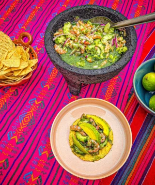 #Aguachile verde är en fräsch sval #mexikansk rätt med #räkor, gurka, röd lök, örter, grön chili och stora mängder frisk lime! Perfekt för sommarens heta dagar när du vill undvika värmen från spisen eller grillen. Serveras med tosdadas eller majschips eller med saltade kex! Inga konstiga ingredienser och receptet ute på vår sida nu samt video ute på vår Youtube sida! Besök mexicankitchen.se idag för sommarens alla hetaste recept!Mexikanskmat, Mexican food, summerfold, sommarmat, seafood