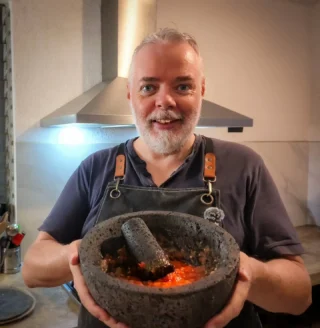 För dig som älskar #fredagstaco men som vill ta ett steg till, lade vi just upp vår nya Salsaskola på Youtube. Lär dig mixa och matcha metoder och ingredienser för att hitta ditt perfekta fredagsmys och ta dina #tacos till helt nya höjder! Du hittar såklart skolan på vår hemsida också, och det bästa av allt Du behöver varken krångliga redskap eller ingredienser för en perfekt #salsa eller #tacosås