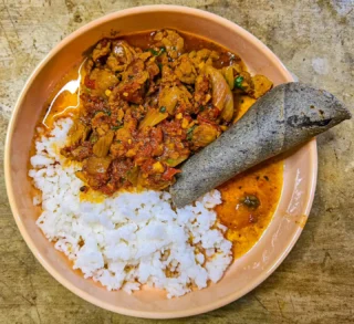 Ont om tid? Med Bistec al Albanil är #mexikansk #husmanskost när den är som bäst. Snabb, enkel, en explosion av smaker och du hittar all du behöver på närmsta svenska supermarket. Från skärbräda till första "Mmm" på 30 minuter. #Tacofredag hela veckan lång!  Lövbiff, tomat, lök, chipotle. Perfekt till tacos, ris eller varför inte bönor eller låt var och en bestämma själv? Nytt recept ute på vår sajt och vår youtubekanal nu!
